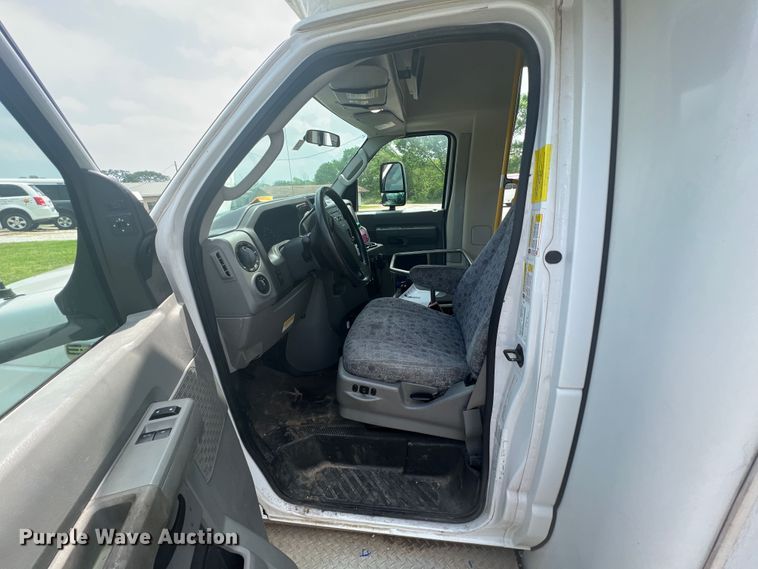 image for item KN9542 2013 Ford E450  shuttle bus