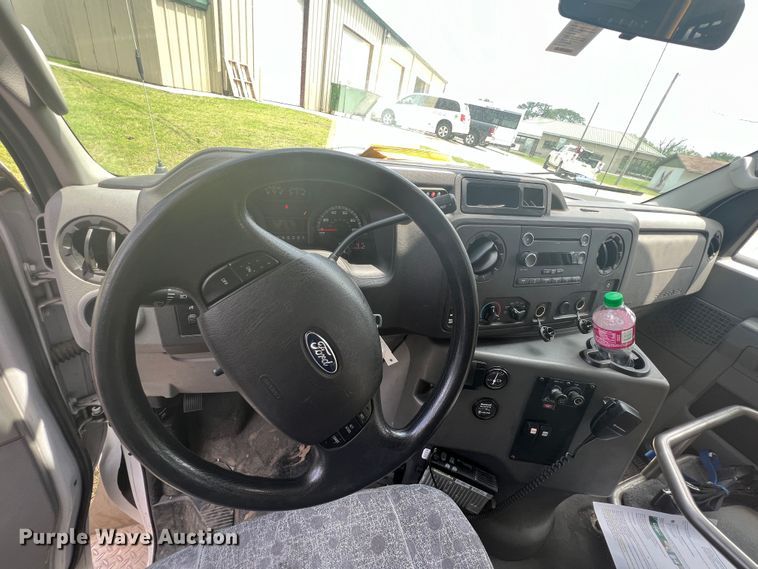 image for item KN9542 2013 Ford E450  shuttle bus