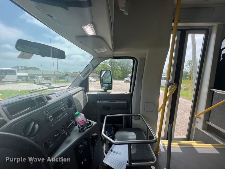 image for item KN9542 2013 Ford E450  shuttle bus