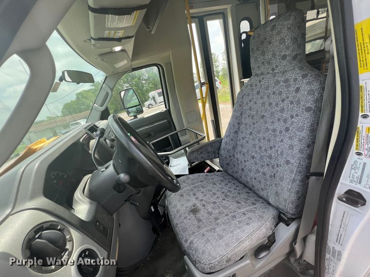 image for item KN9542 2013 Ford E450  shuttle bus