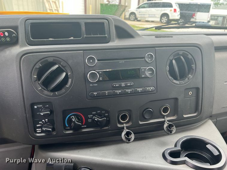 image for item KN9542 2013 Ford E450  shuttle bus