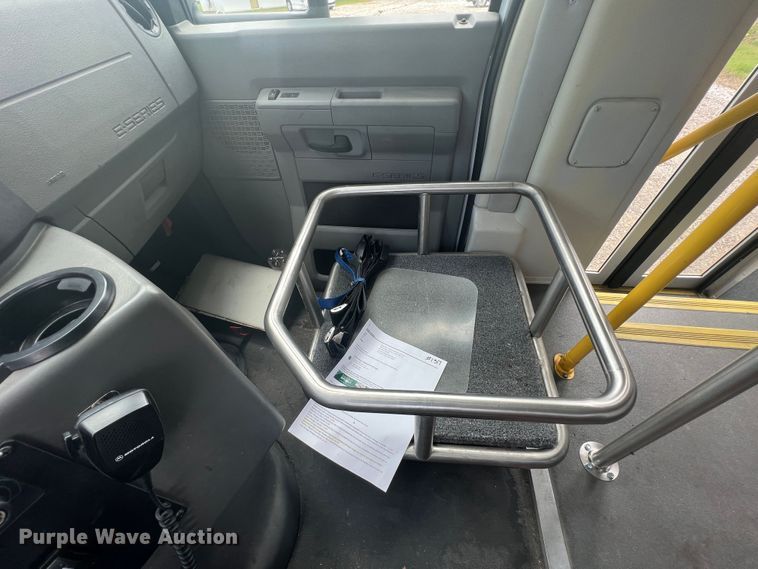 image for item KN9542 2013 Ford E450  shuttle bus