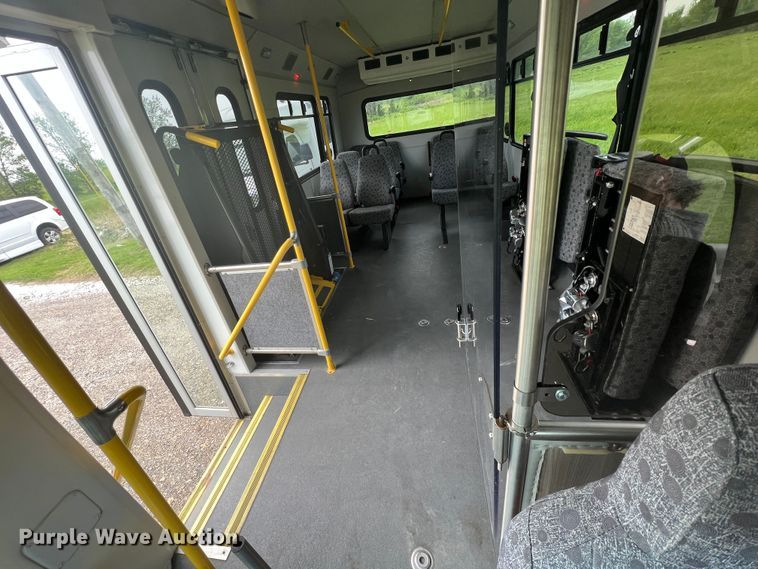 image for item KN9542 2013 Ford E450  shuttle bus