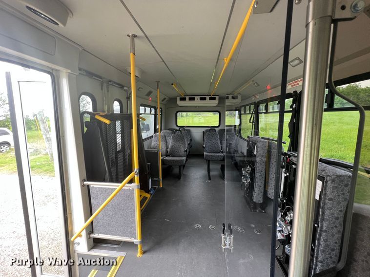 image for item KN9542 2013 Ford E450  shuttle bus