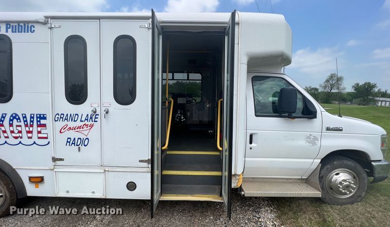image for item KN9542 2013 Ford E450  shuttle bus