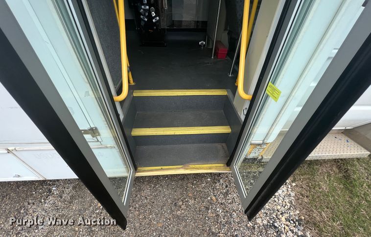 image for item KN9542 2013 Ford E450  shuttle bus