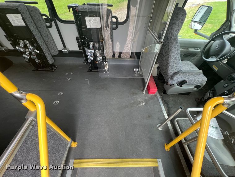 image for item KN9542 2013 Ford E450  shuttle bus