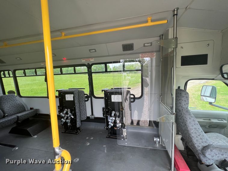 image for item KN9542 2013 Ford E450  shuttle bus