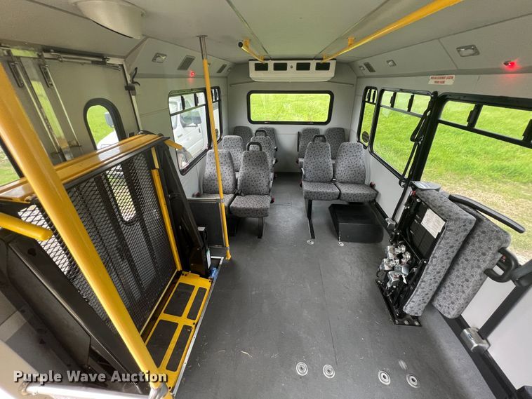 image for item KN9542 2013 Ford E450  shuttle bus