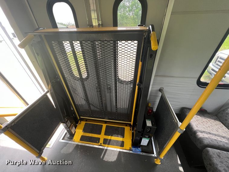 image for item KN9542 2013 Ford E450  shuttle bus