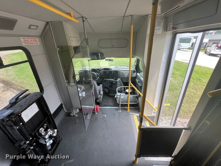 image for item KN9542 2013 Ford E450  shuttle bus