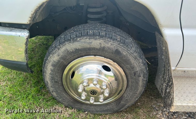 image for item KN9542 2013 Ford E450  shuttle bus