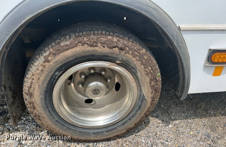 image for item KN9542 2013 Ford E450  shuttle bus