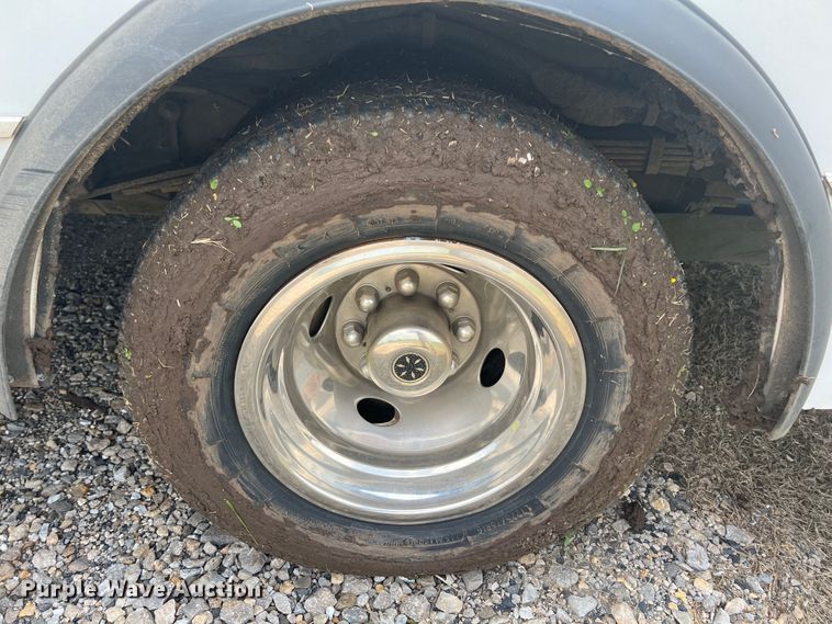 image for item KN9542 2013 Ford E450  shuttle bus