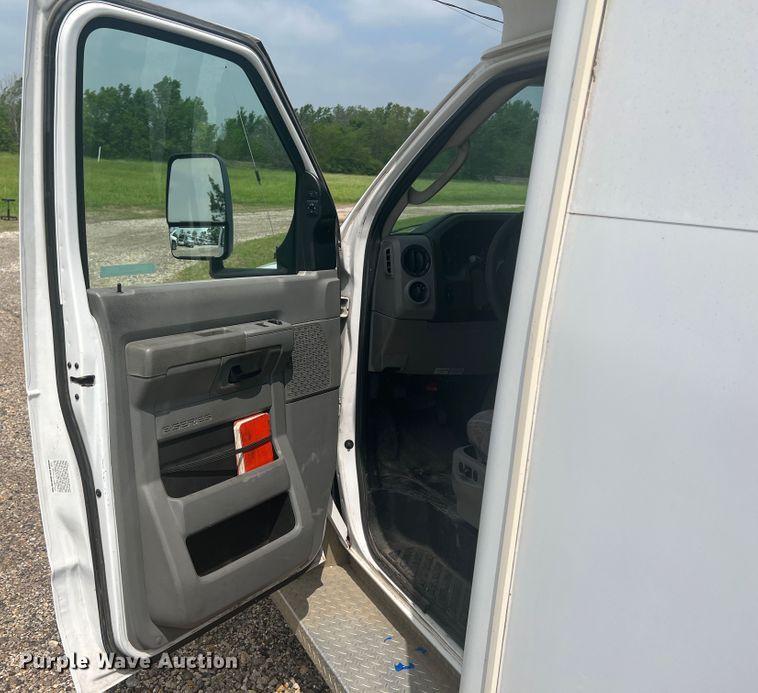 image for item KN9545 2012 Ford E450  shuttle bus