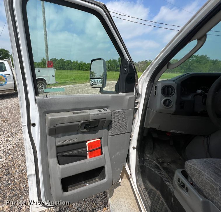 image for item KN9545 2012 Ford E450  shuttle bus