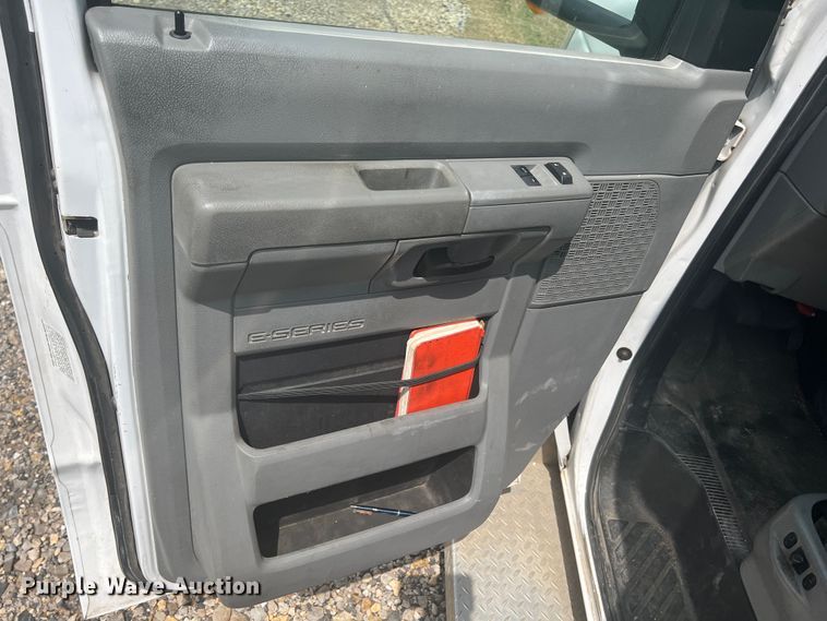 image for item KN9545 2012 Ford E450  shuttle bus