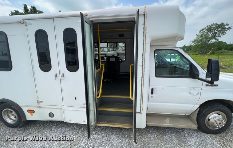 image for item KN9545 2012 Ford E450  shuttle bus