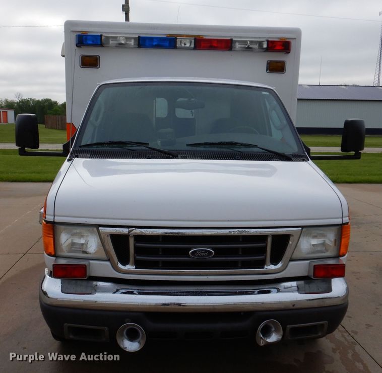 image for item KN9869 2004 Ford E450  ambulance