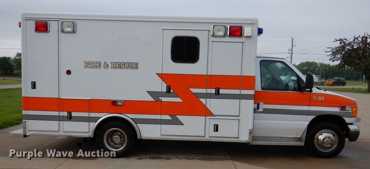 image for item KN9869 2004 Ford E450  ambulance