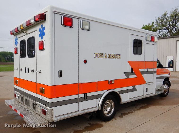 image for item KN9869 2004 Ford E450  ambulance