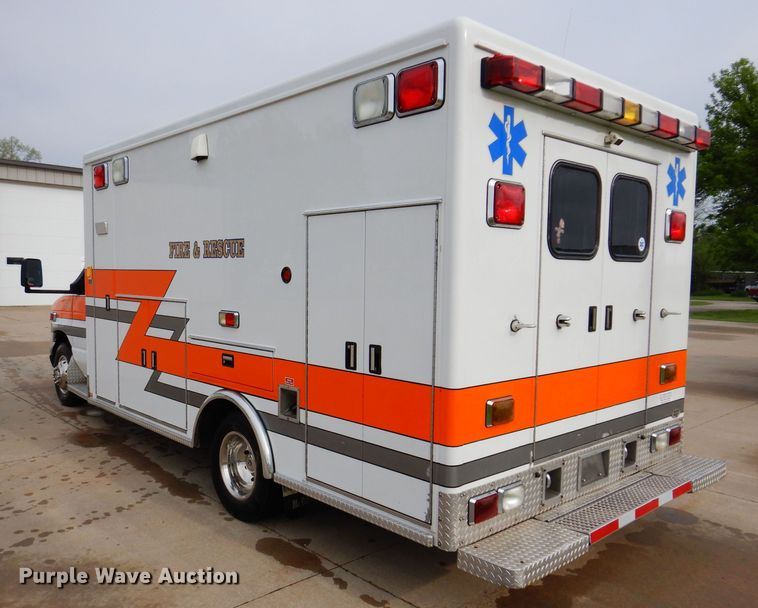 image for item KN9869 2004 Ford E450  ambulance