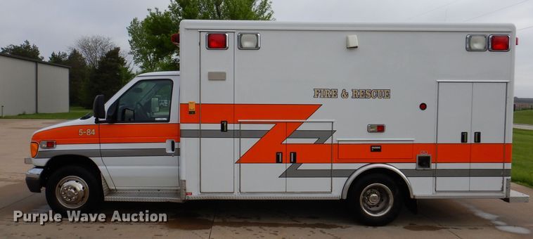 image for item KN9869 2004 Ford E450  ambulance