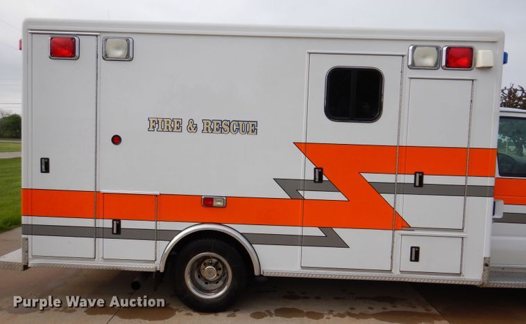 image for item KN9869 2004 Ford E450  ambulance