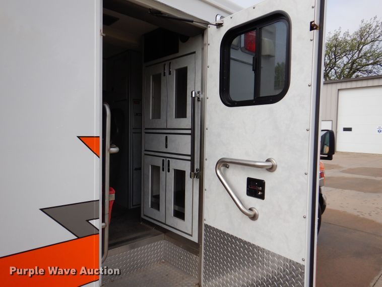 image for item KN9869 2004 Ford E450  ambulance