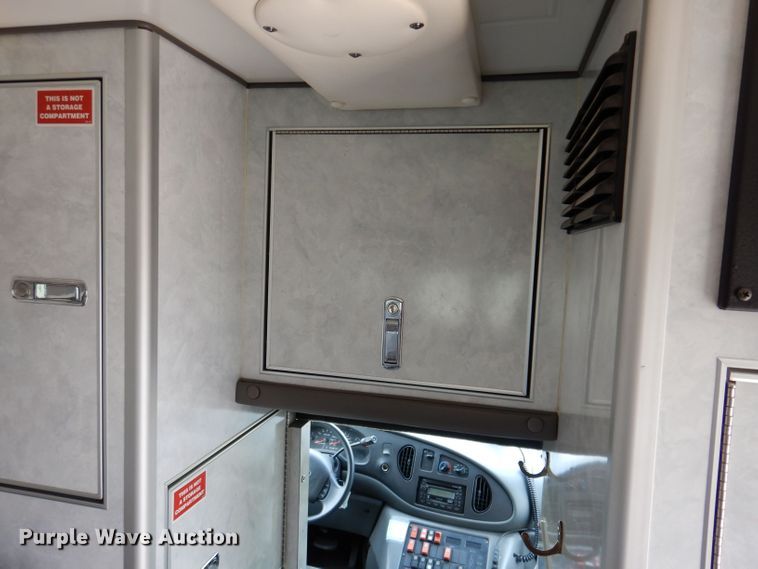 image for item KN9869 2004 Ford E450  ambulance