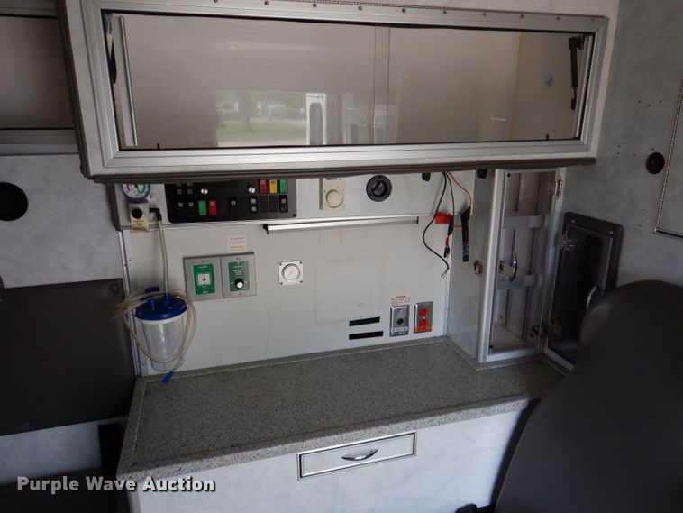 image for item KN9869 2004 Ford E450  ambulance