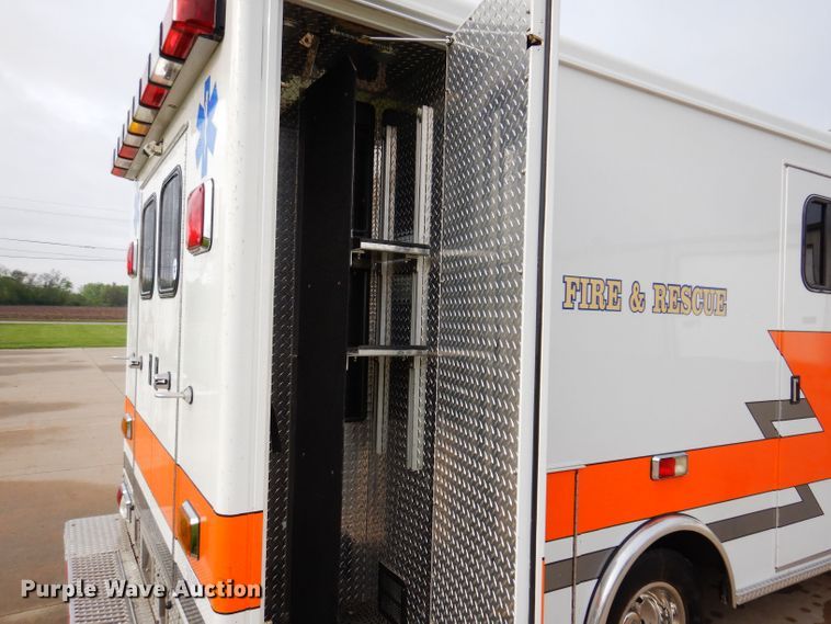 image for item KN9869 2004 Ford E450  ambulance
