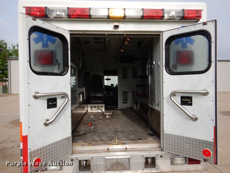 image for item KN9869 2004 Ford E450  ambulance