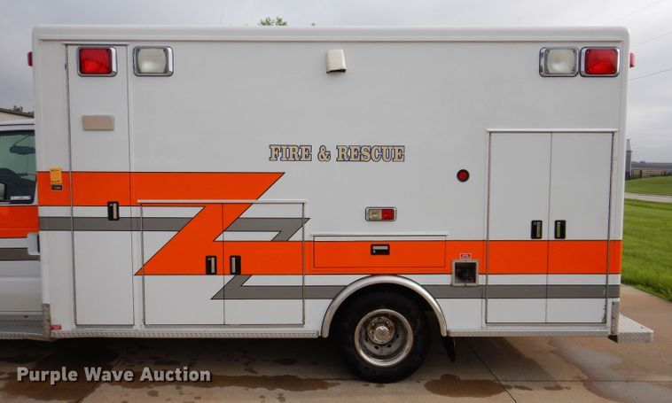 image for item KN9869 2004 Ford E450  ambulance