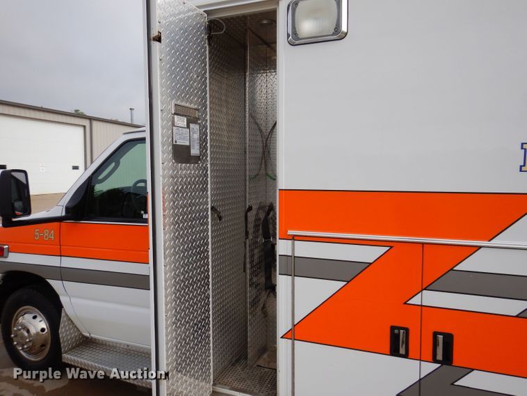 image for item KN9869 2004 Ford E450  ambulance