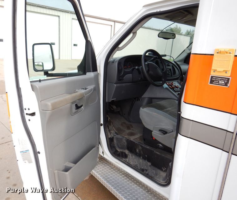 image for item KN9869 2004 Ford E450  ambulance