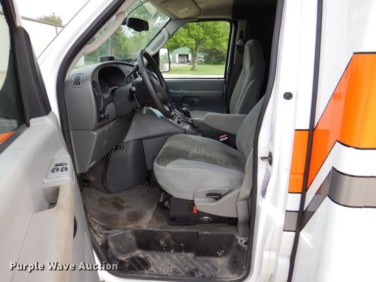 image for item KN9869 2004 Ford E450  ambulance