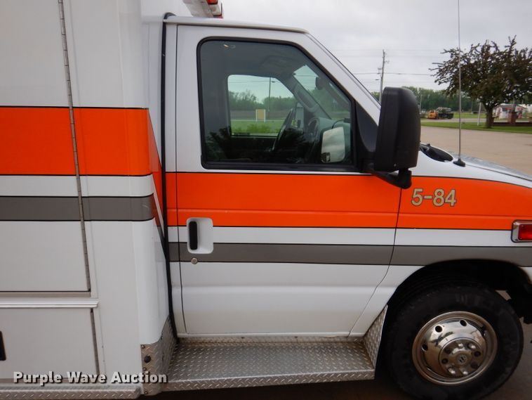 image for item KN9869 2004 Ford E450  ambulance