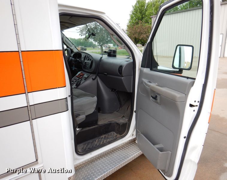 image for item KN9869 2004 Ford E450  ambulance