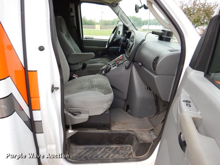 image for item KN9869 2004 Ford E450  ambulance