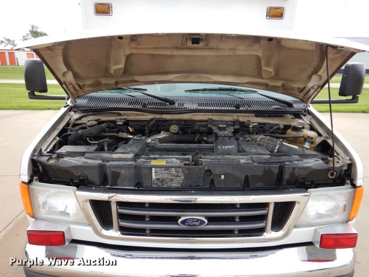 image for item KN9869 2004 Ford E450  ambulance