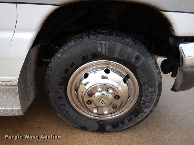 image for item KN9869 2004 Ford E450  ambulance