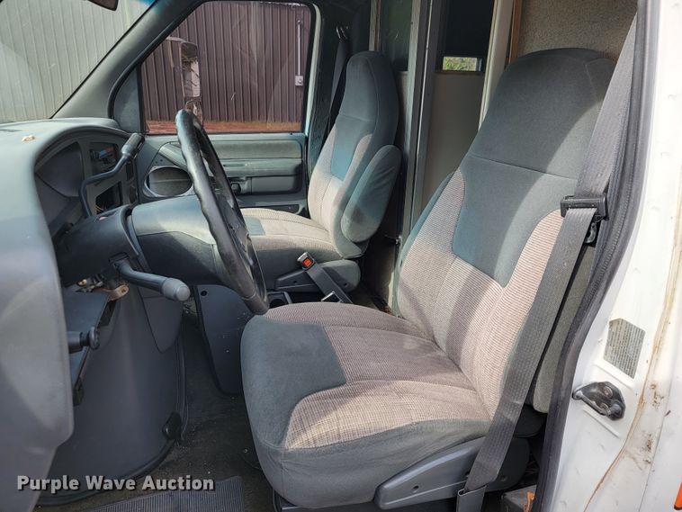 image for item KQ9084 1994 Ford Econoline E350  ambulance