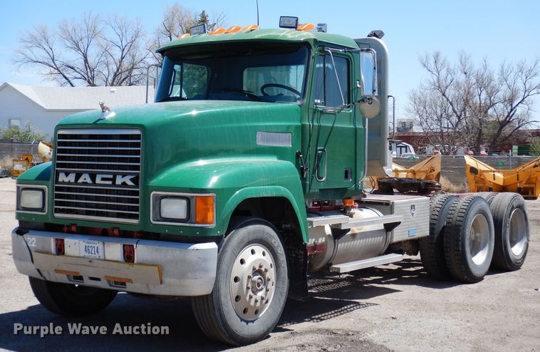 image for item LT9823 1995 Mack CH613  semi truck