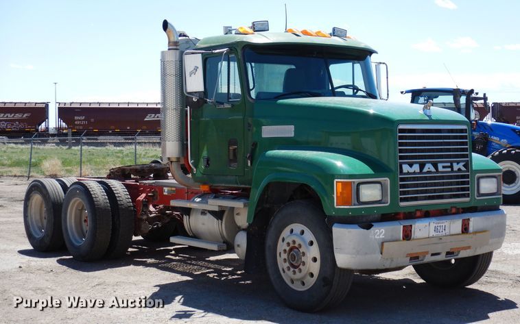image for item LT9823 1995 Mack CH613  semi truck