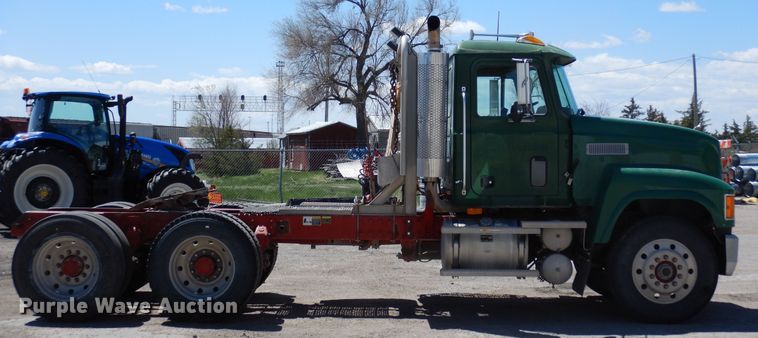 image for item LT9823 1995 Mack CH613  semi truck