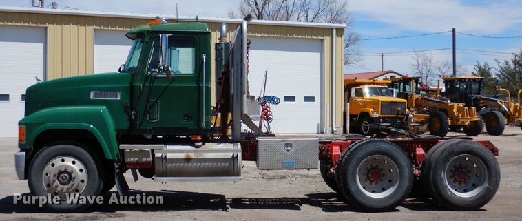 image for item LT9823 1995 Mack CH613  semi truck
