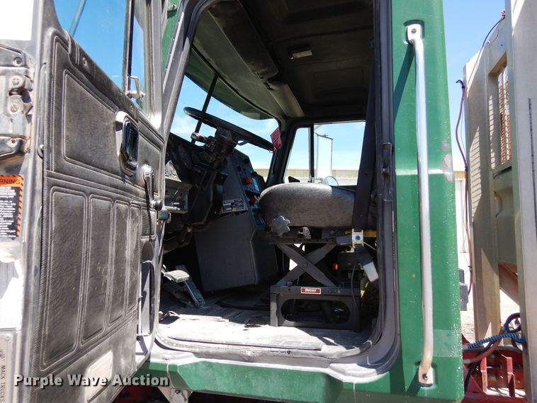 image for item LT9823 1995 Mack CH613  semi truck