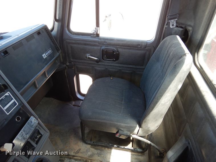 image for item LT9823 1995 Mack CH613  semi truck