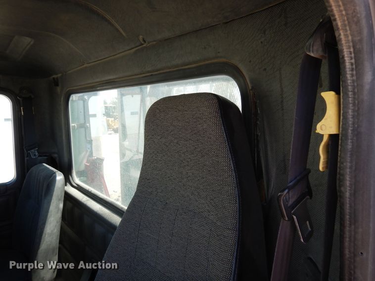 image for item LT9823 1995 Mack CH613  semi truck